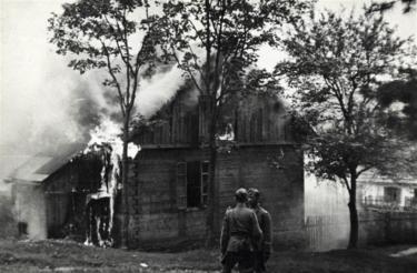 Płonąca wieś Michniów, 12 VII 1943 r. Fot. źródło: sejm.gov.pl