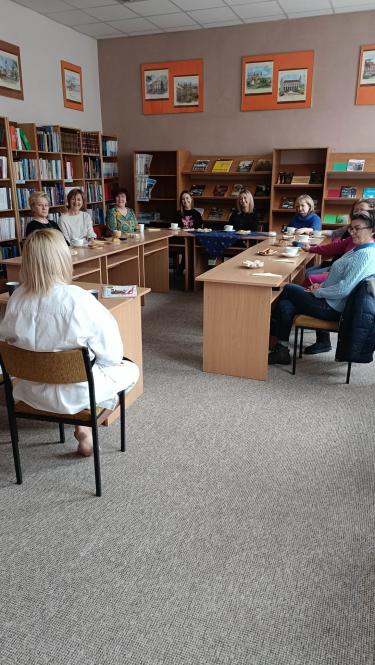 Uczestnicy spotkania Nauczycielskie Pasje w czytelni biblioteki