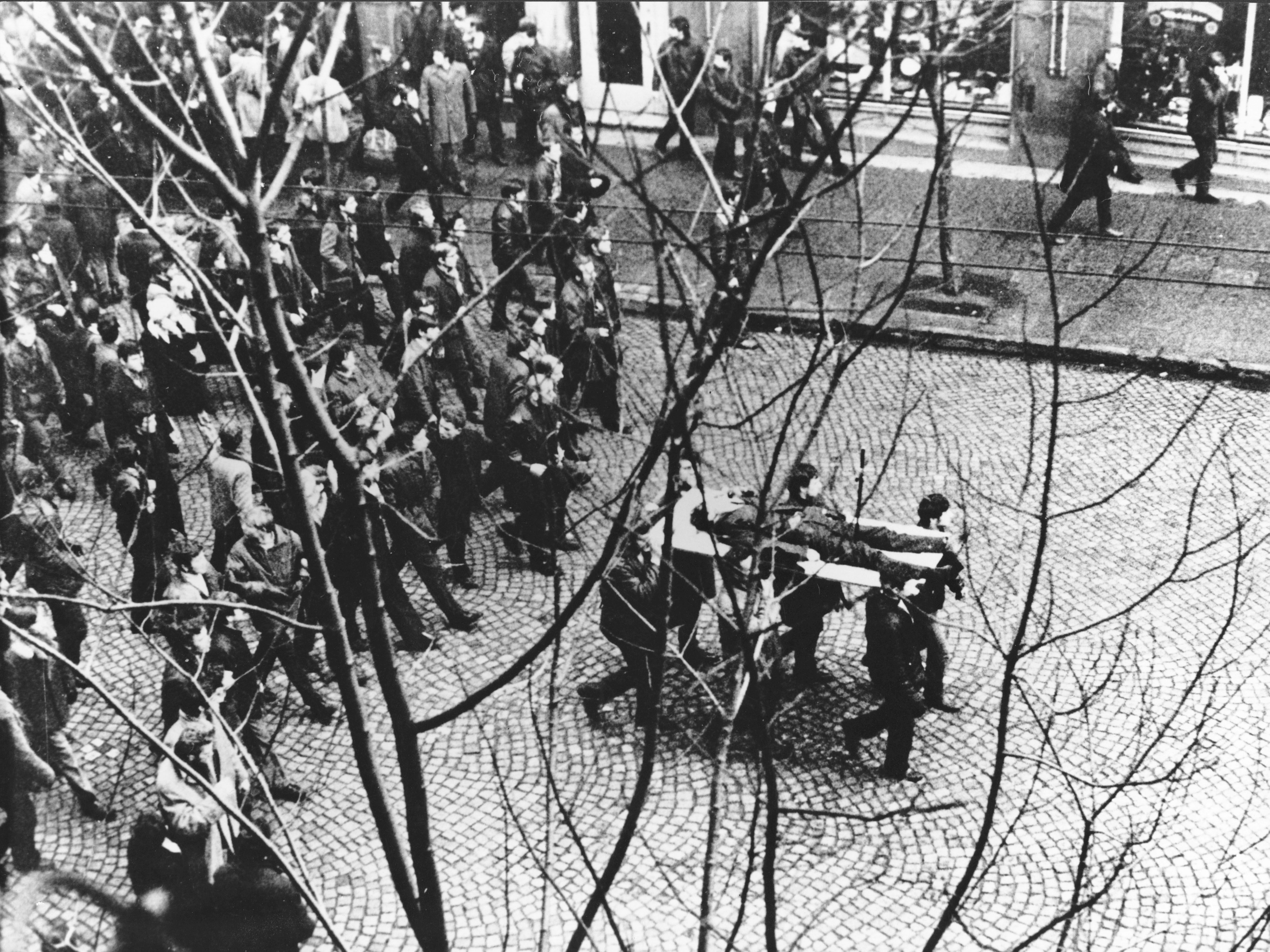 Demonstracje Grudnia 1970 Ciało Zbyszka Godlewskiego niesione przez demonstrantów Wikipedia Commons, domena publiczna