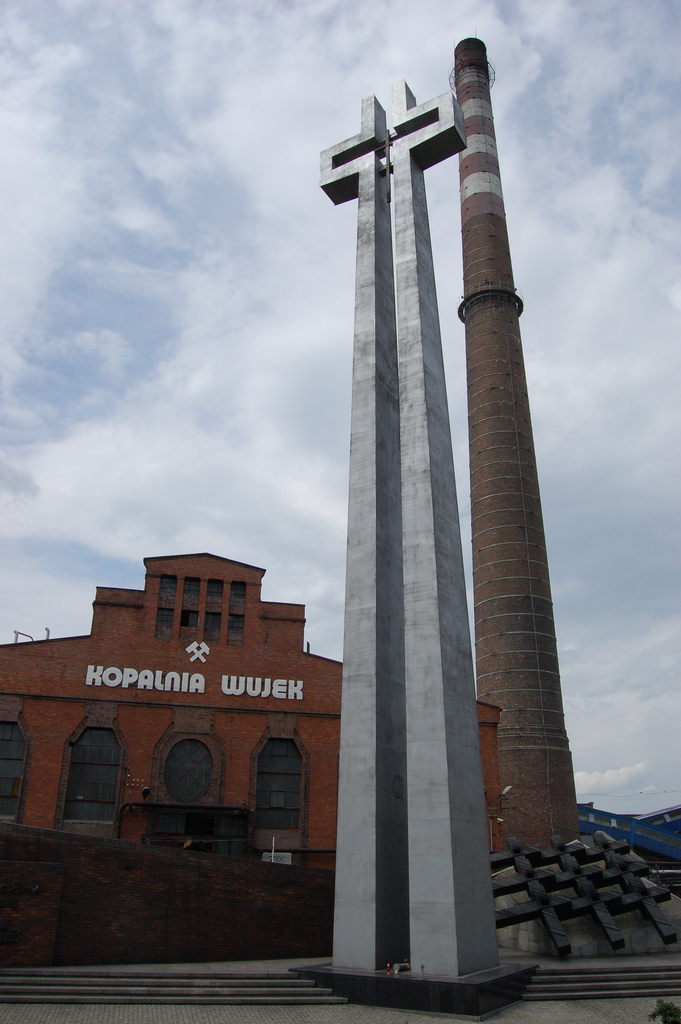 Pomnik Poległych Górników przed kopalnią Wujek Źródło: Wikimedia Commons, domena publiczna