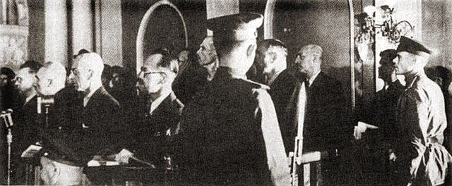 Ława oskarżenia w procesie szesnastu – Moskwa, czerwiec 1945 roku. Domena publiczna. Źródło: wikipedia.org