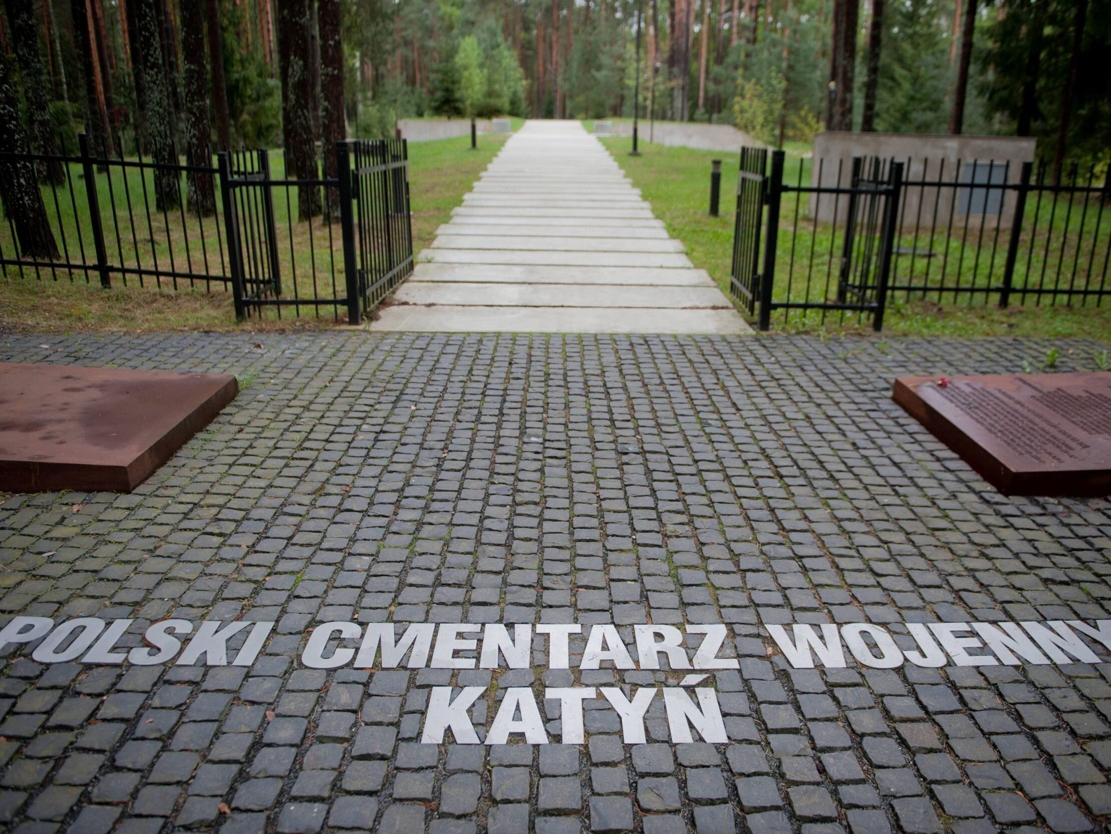 Polski Cmentarz Wojenny w Katyniu. Fot. Damian Burzykowski. Źródło: Newspix.pl 