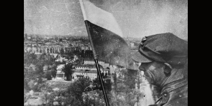 Polska flaga zawieszona w zrujnowanym Berlinie na Kolumnie Zwycięstwa przez kpt. Antoniego Jabłońskiego, <br />2 maja 1945 r. Źródło: Wikimedia Commons (domena publiczna)