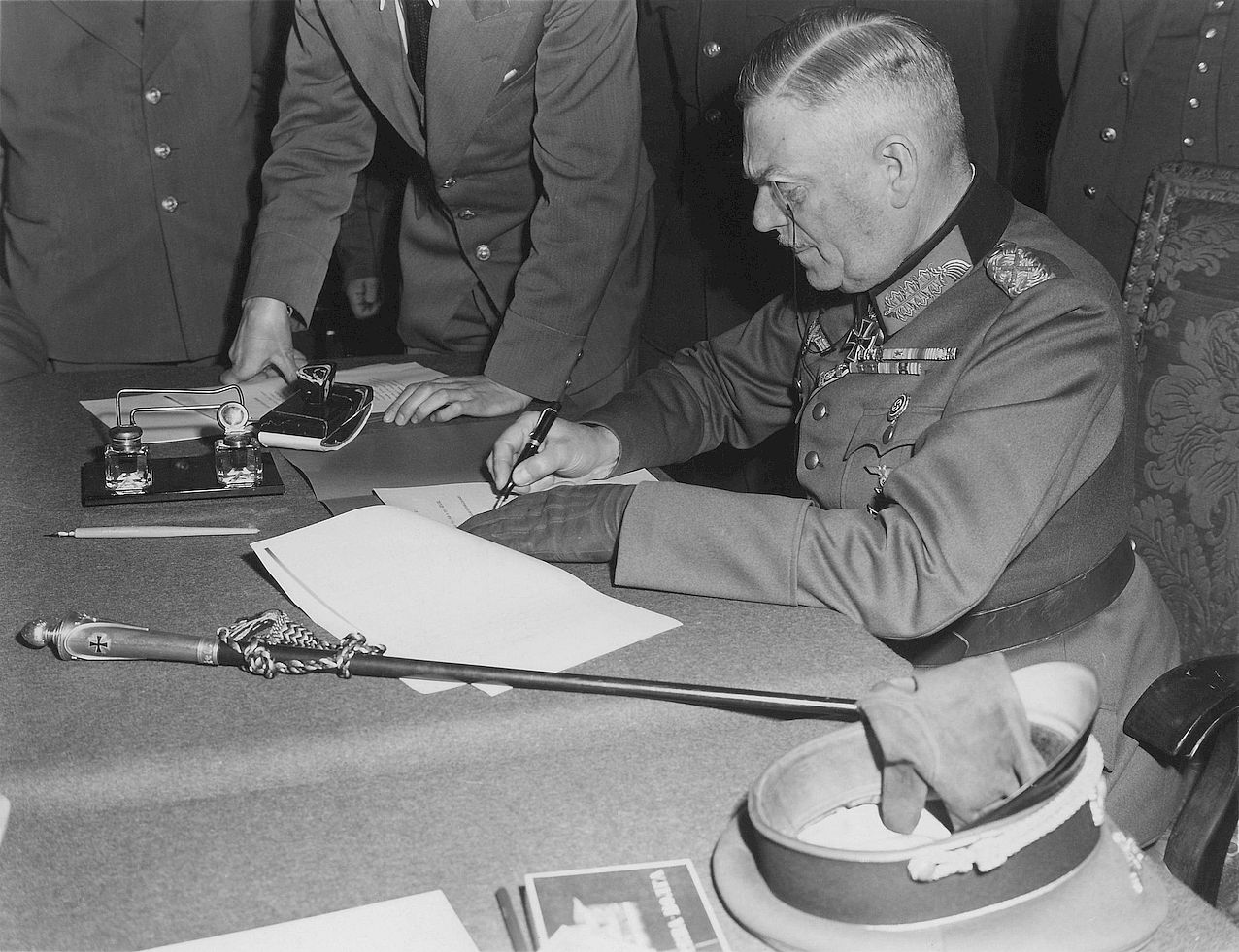 Feldmarszałek Wilhelm Keitel podpisujący akt kapitulacji Wehrmachtu. Źródło: historia.org.pl 