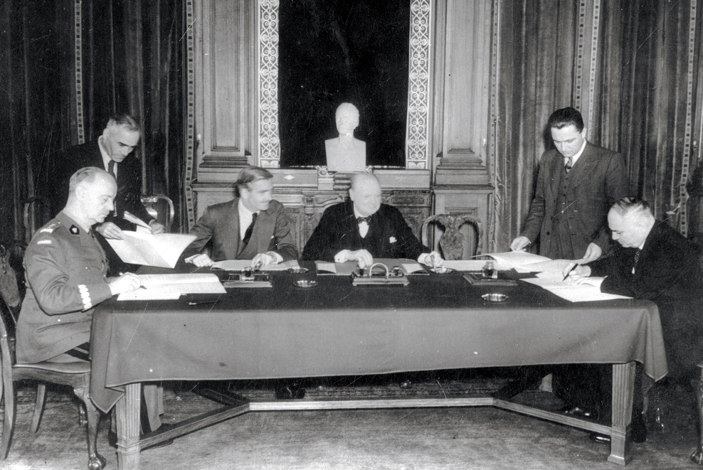 Podpisanie układu, Londyn, 30 lipca 1941. Od lewej Władysław Sikorski, Anthony Eden, Winston Churchill i Iwan Majski. Fot. wikipedia.org
