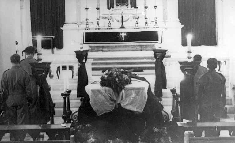 Trumna z ciałem gen. Sikorskiego podczas wystawienia w katedrze na Gibraltarze. Autor nieznany Narodowe Archiwum Cyfrowe, Sygnatura 18-97-1, źródło wikipedia.org